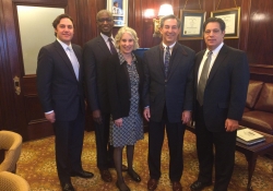 Marzo de 2017: El senador Jay Costa se reúne con el personal de la Biblioteca Carnegie.
