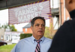 12 de octubre de 2022: El senador Jay Costa visita el mercado agrícola de Carrick