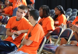 13 de julio de 2023: El senador Costa asiste al simposio YES (Youth Enrichment Services) Out of Chaos para compartir su compromiso con un futuro brillante y pacífico para todos los jóvenes que viven en el condado de Allegheny.