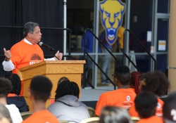 13 de julio de 2023: El senador Costa asiste al simposio YES (Youth Enrichment Services) Out of Chaos para compartir su compromiso con un futuro brillante y pacífico para todos los jóvenes que viven en el condado de Allegheny.