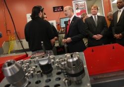 Abril 9, 2015: Senator Costa visits and tours the TechShop with Governor Wolf on the Jobs that Pay Tour