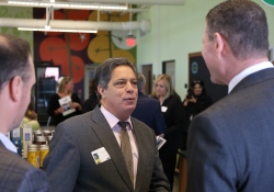 29 de abril de 2022: El senador Costa asiste al corte de cinta de The Market, una nueva despensa de alimentos del Greater Pittsburgh Community Food Bank.