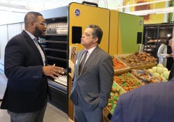 29 de abril de 2022: El senador Costa asiste al corte de cinta de The Market, una nueva despensa de alimentos del Greater Pittsburgh Community Food Bank.