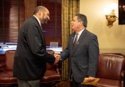26 de octubre de 2022: El senador Jay Costa visita a Franco Harris en el Capitolio del Estado