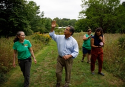 10 de agosto de 2022: El senador Jay Costa visita el campamento de naturaleza del Frick Environmental Center.