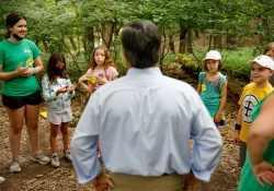 10 de agosto de 2022: El senador Jay Costa visita el campamento de naturaleza del Frick Environmental Center.