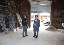 10 de febrero de 2020: El senador Costa visita el emplazamiento de la futura fábrica de cerveza artesanal y destilería de Hazelwood.
