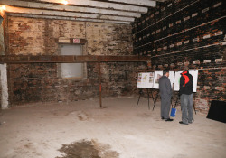 10 de febrero de 2020: El senador Costa visita el emplazamiento de la futura fábrica de cerveza artesanal y destilería de Hazelwood.
