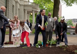 May 7, 2019:  Senator Costa joins his fellow Legislative Hunger Caucus members at an event  to mark the opening of the 10th season of the Capitol Hunger Garden.