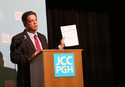 6 de diciembre de 2018: El senador Costa habla en un evento de protección medioambiental en el Centro Comunitario Judío de Pittsburgh en Squirrel Hill.