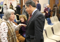 6 de diciembre de 2018: El senador Costa habla en un evento de protección medioambiental en el Centro Comunitario Judío de Pittsburgh en Squirrel Hill.