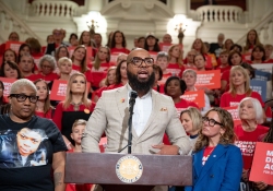 October 4, 2023: Senator Jay Costa joined colleagues and Moms Demand Action Executive Director Angela Ferrell-Zabala and Over 100 Gun Safety Advocates at Statehouse to Call for Action on Gun Safety During Annual Advocacy Day.