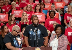 October 4, 2023: Senator Jay Costa joined colleagues and Moms Demand Action Executive Director Angela Ferrell-Zabala and Over 100 Gun Safety Advocates at Statehouse to Call for Action on Gun Safety During Annual Advocacy Day.