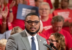 October 4, 2023: Senator Jay Costa joined colleagues and Moms Demand Action Executive Director Angela Ferrell-Zabala and Over 100 Gun Safety Advocates at Statehouse to Call for Action on Gun Safety During Annual Advocacy Day.