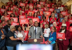 October 4, 2023: Senator Jay Costa joined colleagues and Moms Demand Action Executive Director Angela Ferrell-Zabala and Over 100 Gun Safety Advocates at Statehouse to Call for Action on Gun Safety During Annual Advocacy Day.