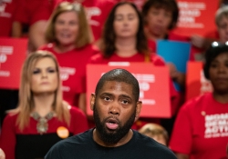 October 4, 2023: Senator Jay Costa joined colleagues and Moms Demand Action Executive Director Angela Ferrell-Zabala and Over 100 Gun Safety Advocates at Statehouse to Call for Action on Gun Safety During Annual Advocacy Day.