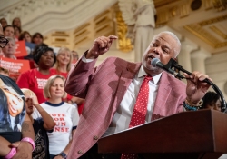 October 4, 2023: Senator Jay Costa joined colleagues and Moms Demand Action Executive Director Angela Ferrell-Zabala and Over 100 Gun Safety Advocates at Statehouse to Call for Action on Gun Safety During Annual Advocacy Day.