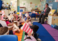 2 de marzo de 2020: El senador Costa lee a los escolares de la Escuela Primaria Minadeo y de la Academia STEAM de la Escuela Primaria Edgewood como parte del Día de la Lectura en América.