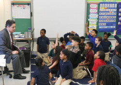2 de marzo de 2020: El senador Costa lee a los escolares de la Escuela Primaria Minadeo y de la Academia STEAM de la Escuela Primaria Edgewood como parte del Día de la Lectura en América.