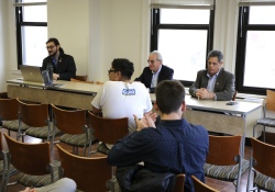 18 de noviembre de 2022: El senador Costa y el representante Frankel hablan a los estudiantes de la Universidad de Pittsburgh sobre las carreras en el servicio público.
