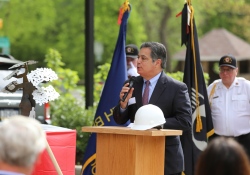 13 de mayo de 2022: El senador Jay Costa se une a ACTION Housing y Operation Valor Arts en la colocación de la primera piedra de "A la sombra del servicio
