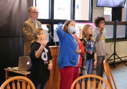17 de noviembre de 2022: El senador Costa asiste al desayuno Wilkinsburg Gives Thanks, patrocinado por la Cámara de Comercio de Wilkinsburg y organizado por el personal y los estudiantes de la Western Pennsylvania School for the Deaf.