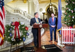 December 14, 2021: Senator Costa attended the annual Wreaths Across America ceremony in the Capitol today. The event honors fallen service members through the donation of millions of wreaths to cemeteries across America.